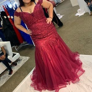 Hello my beauties this dress is perfect for prom it’s burgundy and it’s a 3xl